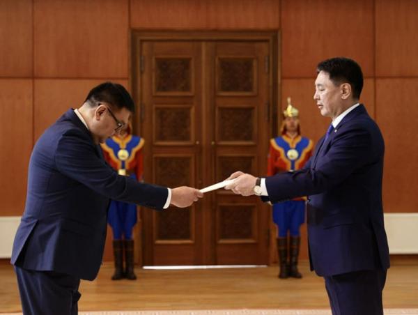 Киргиз Улсын Элчин сайд Итгэмжлэх жуух бичгээ өргөн барилаа