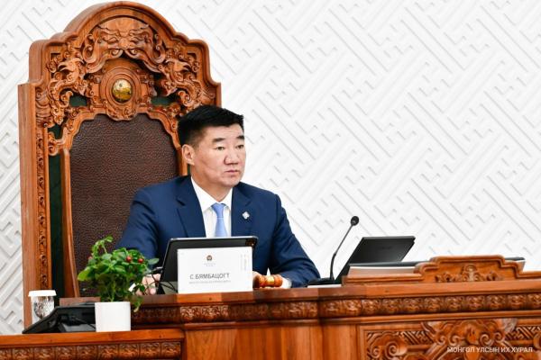 Дунд хугацааны төсвийн бодлогын баримт бичгийн төслийн хамт өргөн мэдүүлсэн хуулийн төслүүдийг хэлэлцэж эхэллээ