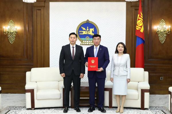 Эрүүл мэндийн ажилтны тухай анхдагч хуулийн төсөл өргөн мэдүүлэв