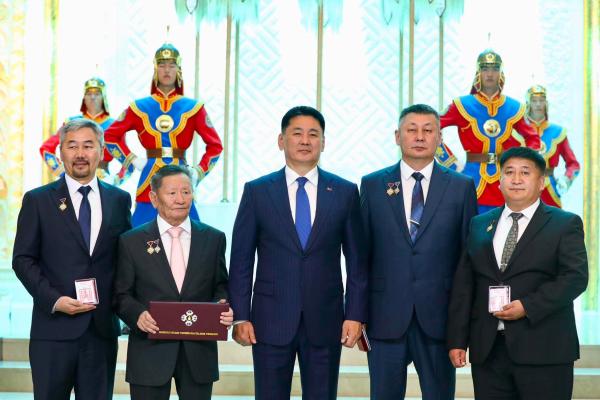 Шинэ онцгой туурвил, шилдэг гарамгай бүтээлүүдэд Төрийн шагнал хүртээлээ