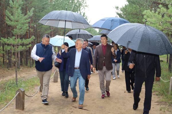 Солонгосын Ерөнхийлөгч асан Мүн Жэ Ин дурсгалын мод тарилаа