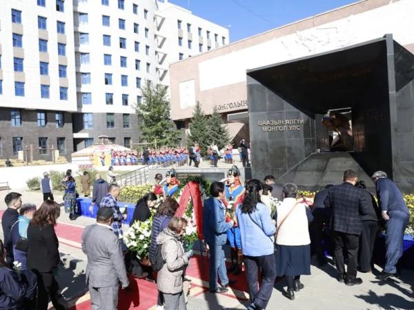 УИХ-ын гишүүд улс төрийн хилс хэрэгт хэлмэгдэгсдийн дурсгалыг хүндэтгэж цэцэг өргөв