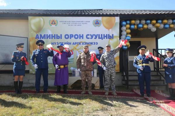Хоёр алба хаагчийг амины орон сууцтай болголоо